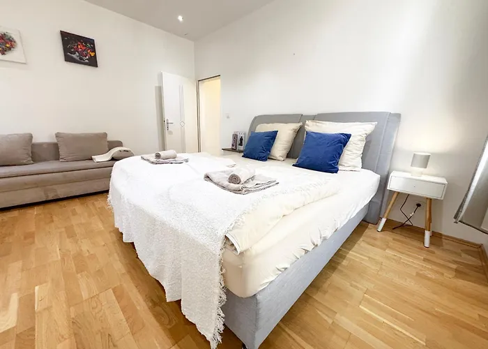 3 Bedrooms, Near Hauptbahnhof, 8 People, Kitchen